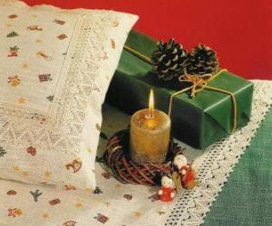 пазл Рождественская свеча горит вместе с другими рождественские украшения